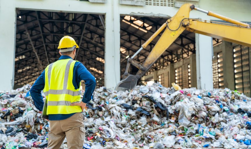 A,Recycling,Industry,Engineer,Monitoring,Real-time,Metrics,On,A,Laptop